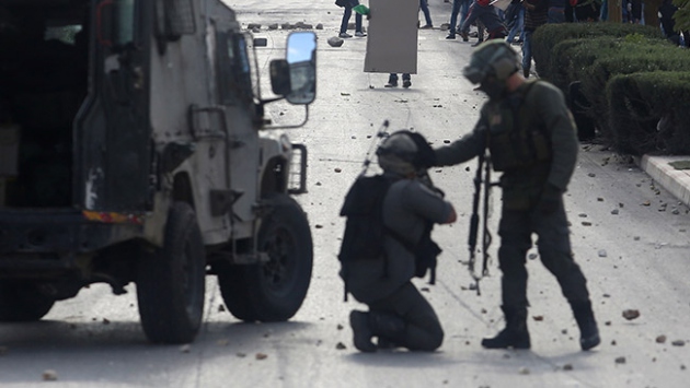 İsrail'den 12 Filistinliye gözaltı