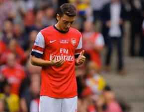 Mesut Özil Londra'da camiye gidiyor, sahada dua ediyor