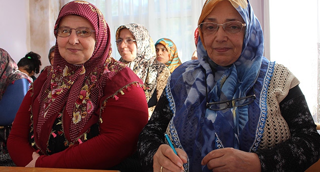 Rizeli teyzelerden okuma yazma azmi