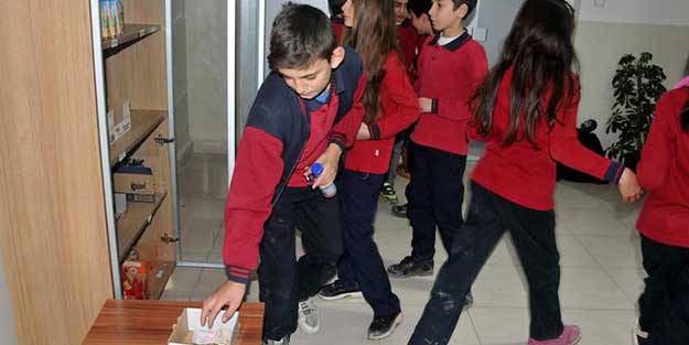 Dürüstlük dolabı kurdular, kasaları fazla verdi