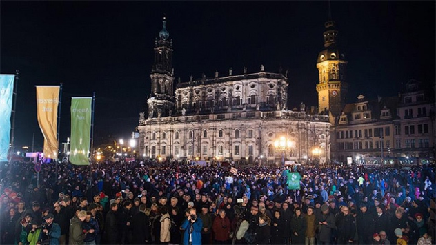 Almanya'da PEGIDA taraftarları ile karşıtları gösteri yaptı