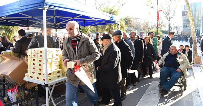 Belediye kandil simidi dağıtınca uzun kuyruk oluştu