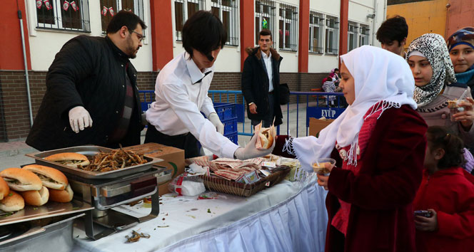 Suriyeli çocuklar ilk kez hamsi yedi