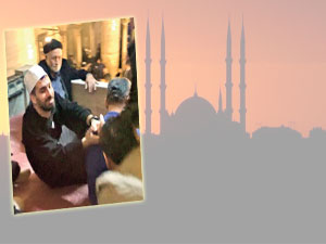 Arda Turan uçaktan indi takke taktı camiye koştu