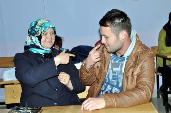 Engelli oğlu için işaret dili öğreniyor