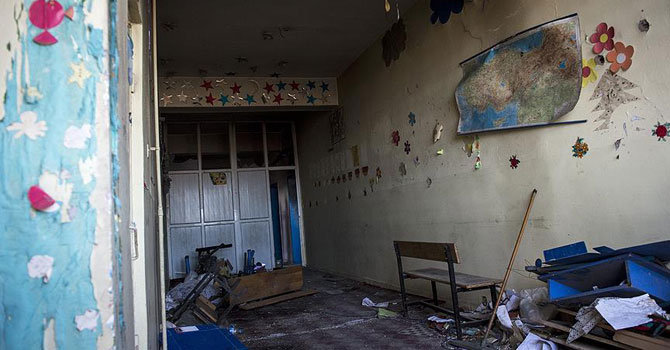 Teröristler okulu harabeye çevirdi