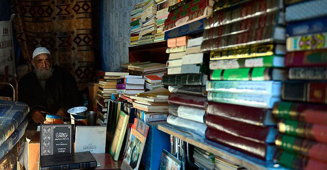 Suriye'deki savaşa kitaplarla direniyor