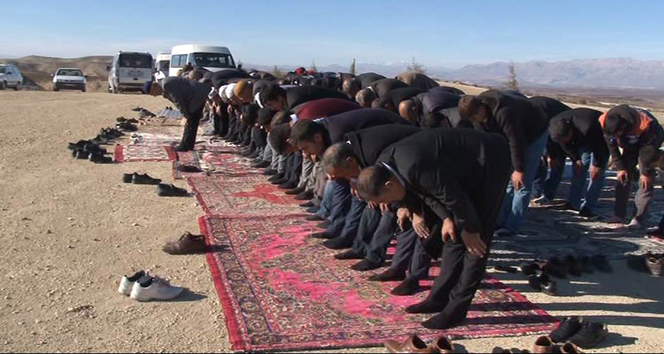 Köylüler yağmur duasına çıktı