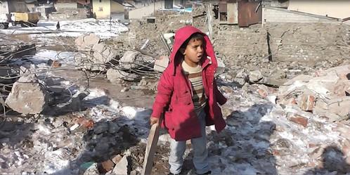 Suriyeli aileler soğuk kış günlerinde yaşam mücadelesi veriyor