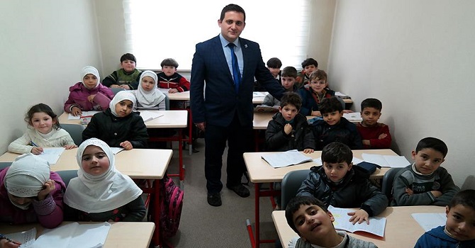 Suriyeli öksüz ve yetimlerin eğitimi için 'köprü' oluyorlar
