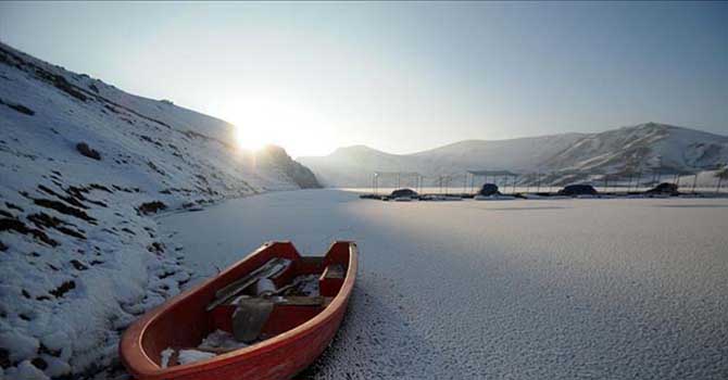 Van'da şelaler donunca tefekkürlük bir manzara ortaya çıktı