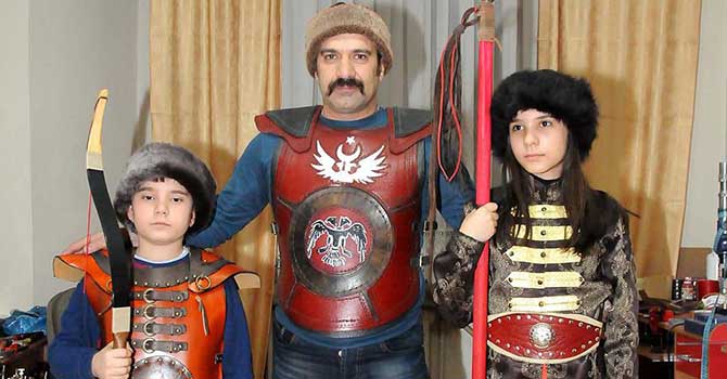 Evinde kurduğu atölyede tarihi yaşatıyor