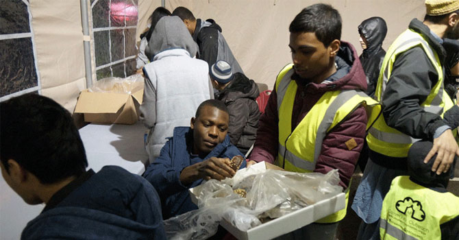 Müslümanlar İngiltere'de evsizlere camide yemek dağıtıyor