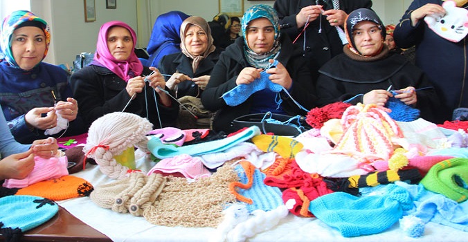 Kanser hastası çocuklara bere örüyorlar