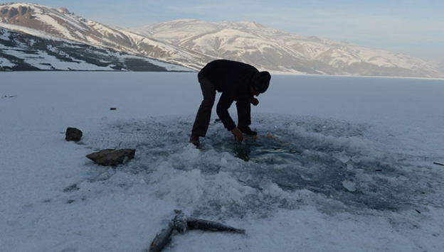 Buz tutan baraj gölünde balık avı