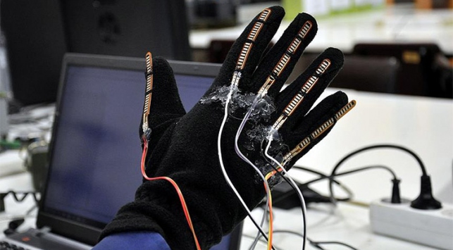 Görme engelliler için 'akıllı eldiven' geliştirdi