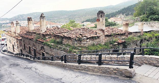 Yunanistan emekli maaşlarında kesinti yapacak