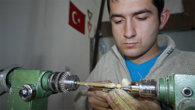 Arkadaşı tesbih vermeyince, tesbih ustası oldu