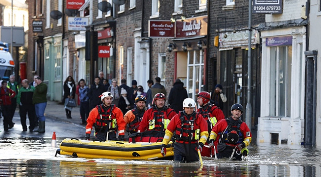 İngiltere'de sel tehlikesi devam ediyor