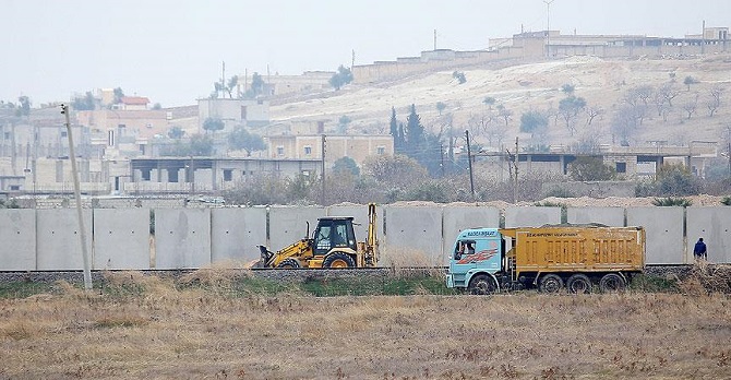 Suriye sınırına 2 kilometrelik güvenlik duvarı örüldü