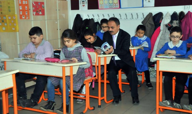 Veliler öğrencilerle kitap okudu