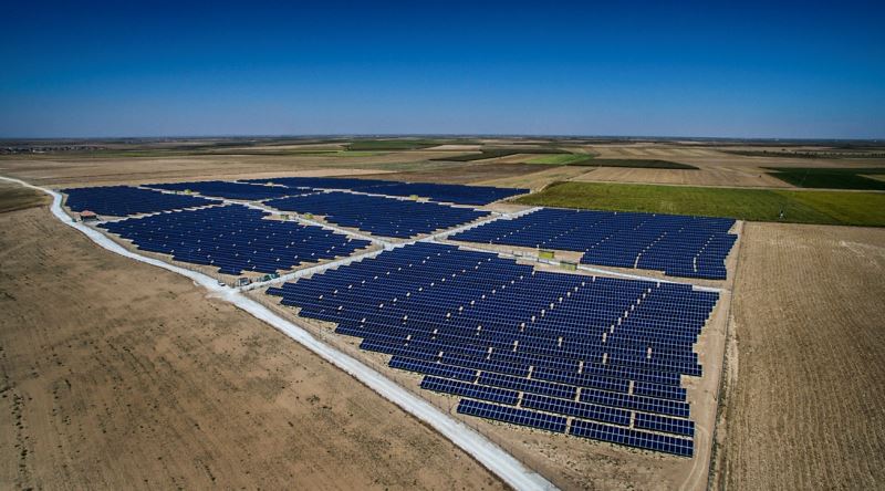 Türkiye'nin en büyük güneş enerjisi santrali hizmete açıldı