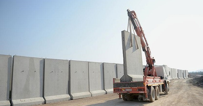 Sınır hattı dev bloklarla örülüyor