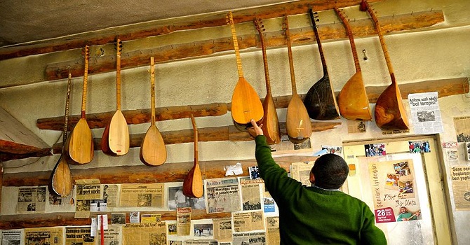 Atölyesini 'bağlama müzesi'ne dönüştürdü