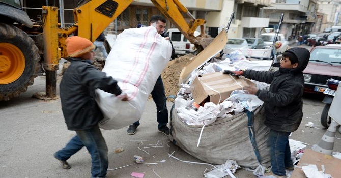 Suriyeli çocuklar için kağıt topluyor