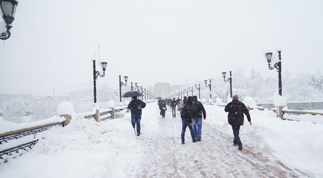 Kar yağışıyla çöken seralarda maddi zarar oluştu