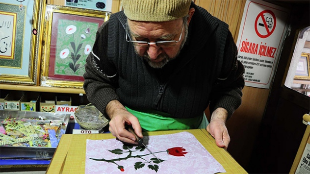 Ebruda kullandığı boyayı topraktan yapıyor