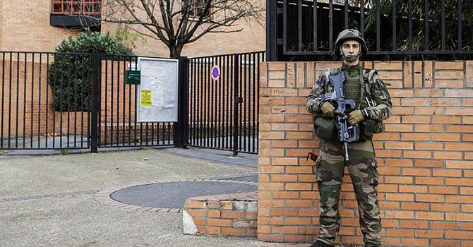 Provokasyon kokuyor: Camiyi koruyan askerlere saldırı