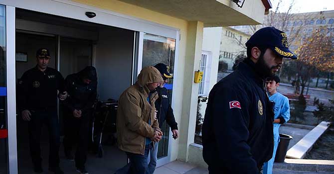 Ankara'da yakalanan iki canlı bomba adliyeye sevk edildi