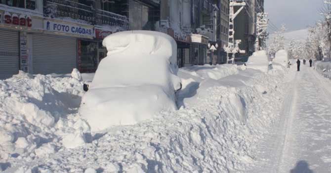 Yüksekova kara gömüldü