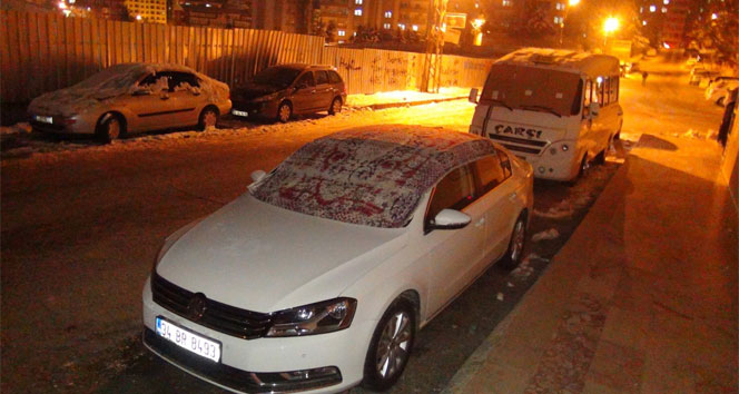 Sürücüler araçlarını battaniyeyle soğuktan koruduH