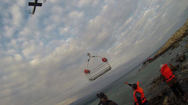 Dikili'de bir adacıkta mahsur kalan 57 kişiyi kurtarıldı