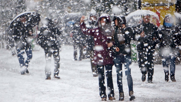 Kar yağışı birçok ilde hayatı olumsuz etkiliyor