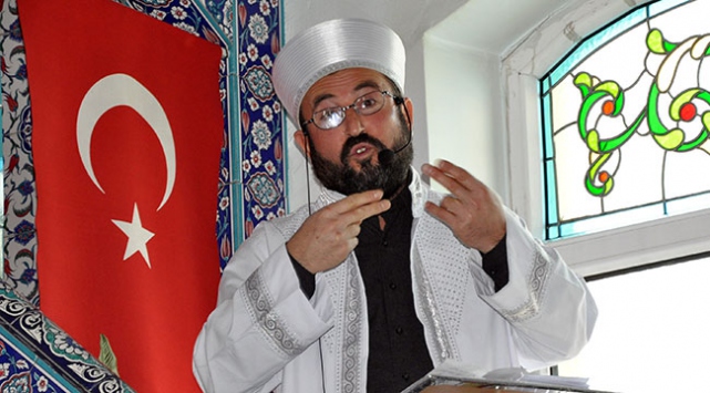 Hutbeyi aynı anda işaret diliyle anlatıyor