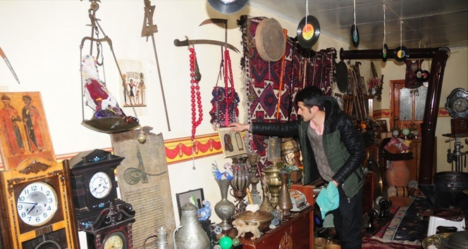 Antika eserlerle evini müzeye çevirdi