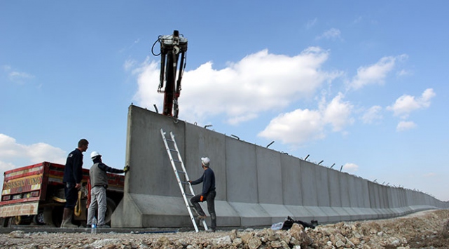 Suriye sınırına 4 metre yüksekliğinde beton blok
