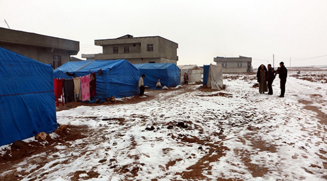 Suriyeliler soğukta yaşam mücadelesi veriyor