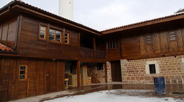 Yanan tarihi cami yeniden inşa edildi