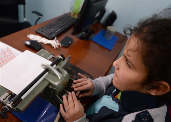 Karanlık dünyalarını parmak uçlarıyla aydınlatıyorlar