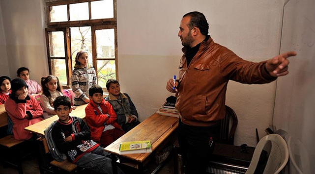Suriyeli çocuklara gönüllü öğretmenlerden eğitim