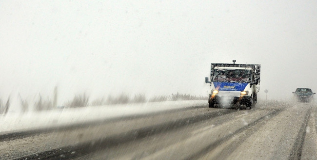 Erzurum ve Kars'ta tipi yolları kapattı