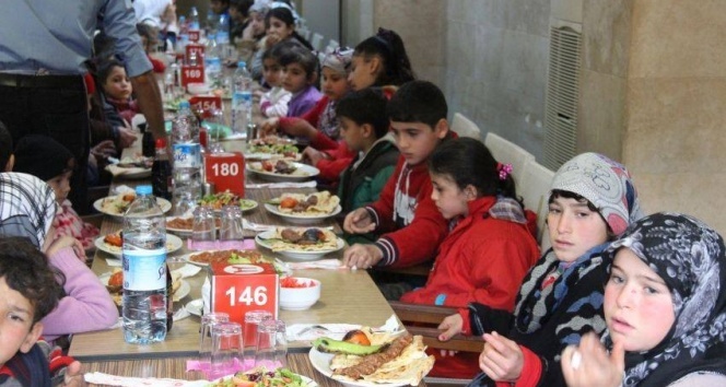 Suriyeli yetimlere Adana Kebabı