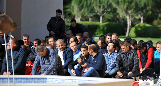 Farklı renkler cuma namazında buluştu