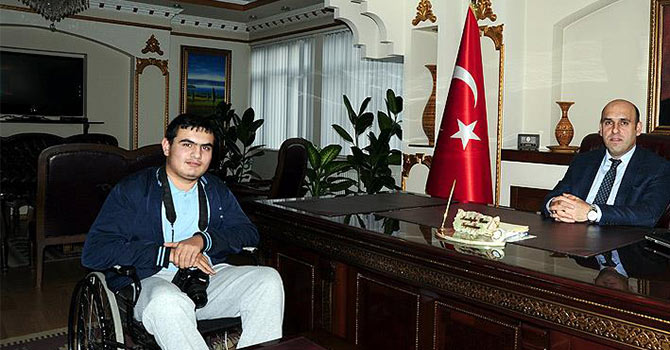 Engelini aşıp ilçenin gözü kulağı oldu