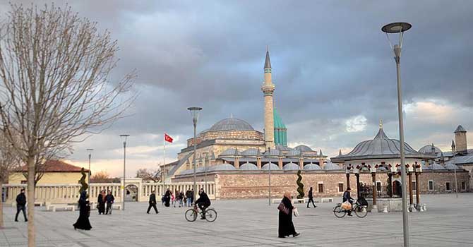 Milyonlar Mevlana Celaleddin-i Rumi'nin türbesine 'gel'diler