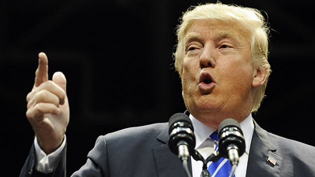 Trump'ı protesto eden başörtülü kadın dışarıya atıldı